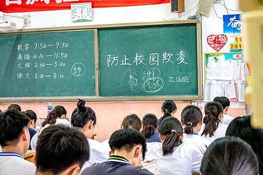 重庆高考复读一还是上不了一本,高考200多分复读一年