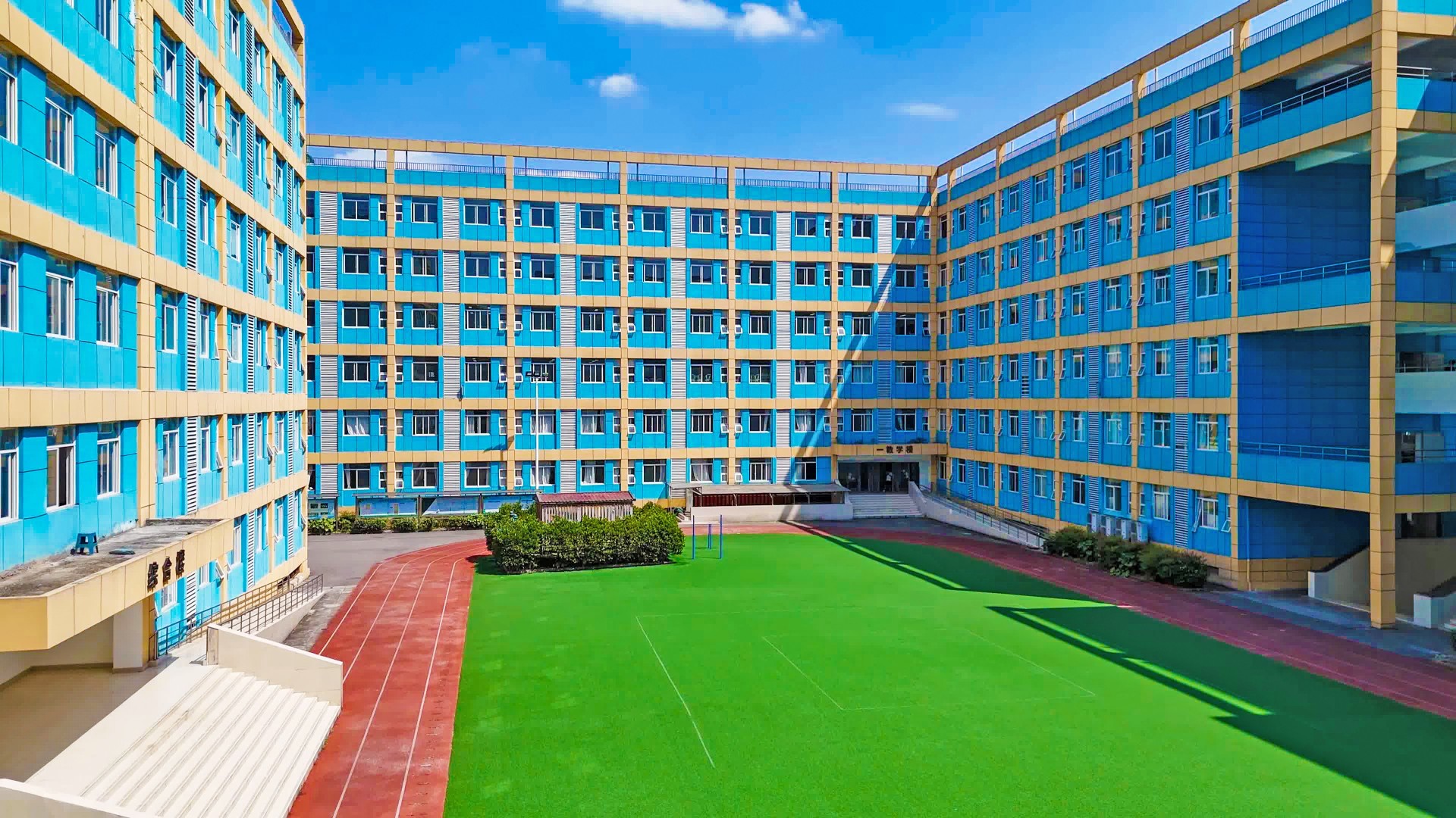 学生经过校园教学楼