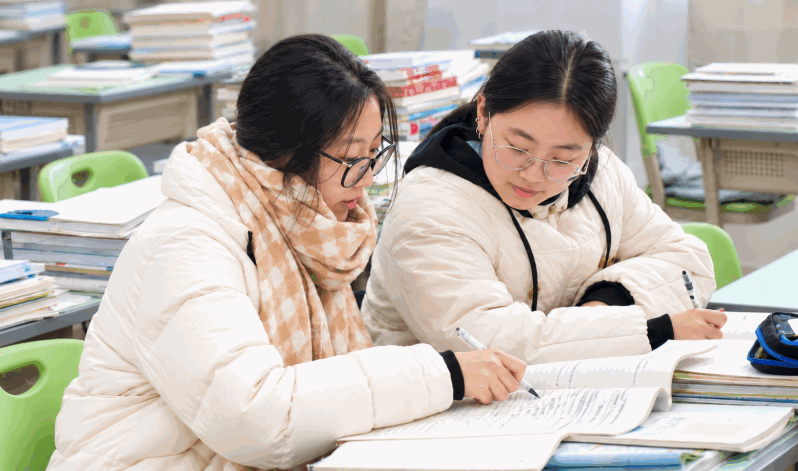 学生结伴讨论文化课题目