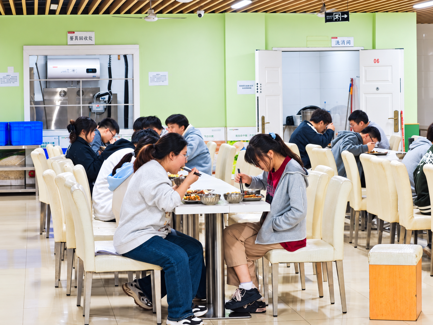 学生在校园食堂用餐